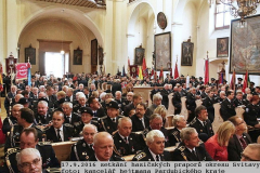 03 ... kostel se zcela zaplnuje hasici