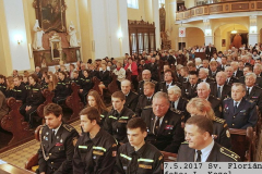 15 Kostel se zaplnil a krome dospelich hasicu ...
